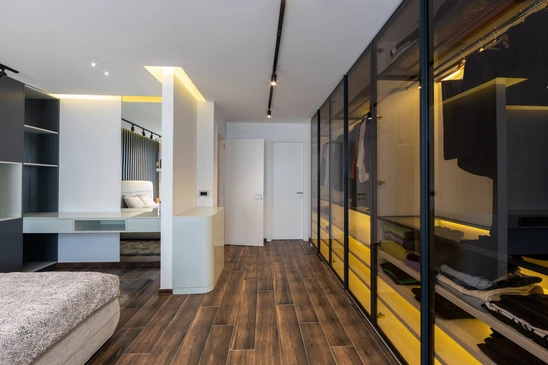 Intérieur d'un dressing avec placard en verre