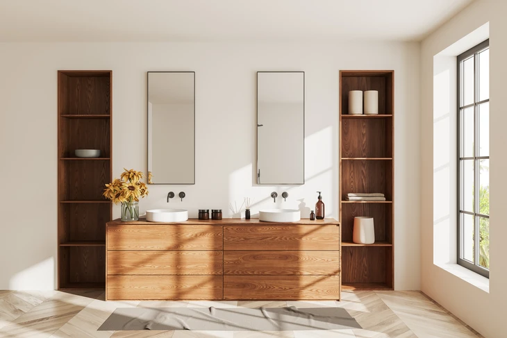 Bureau moderne sous combles avec plan de travail en bois clair et piètement anthracite