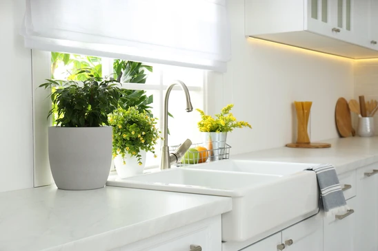 Cuisine moderne avec plan de travail en bois massif, évier rond inoxydable et robinet contemporain