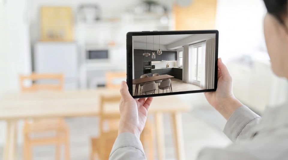 Personne utilisant une tablette tactile avec stylet pour concevoir un aménagement d'intérieur en 3D