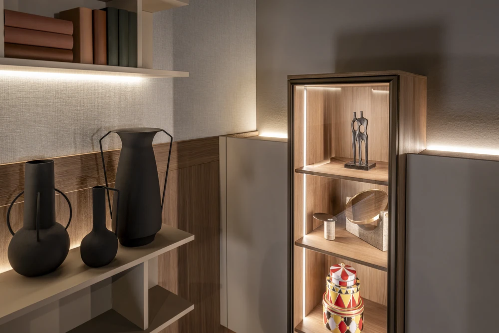 Cuisine moderne en U, meubles laqués anthracite mat, plan de travail en chêne massif, crédence en carrelage métro blanc avec éclairage LED intégré