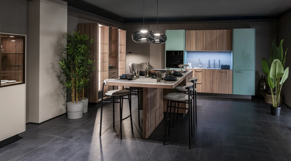Salle de bain moderne avec meuble vasque en bois naturel clair, plan de travail gris anthracite, vasque à poser ovale blanche, robinet mitigeur colonne chromé