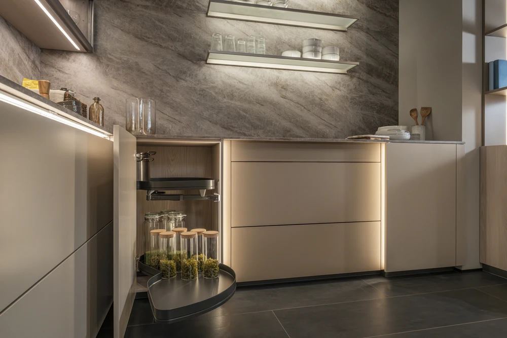 Îlot de cuisine contemporain au style japandi