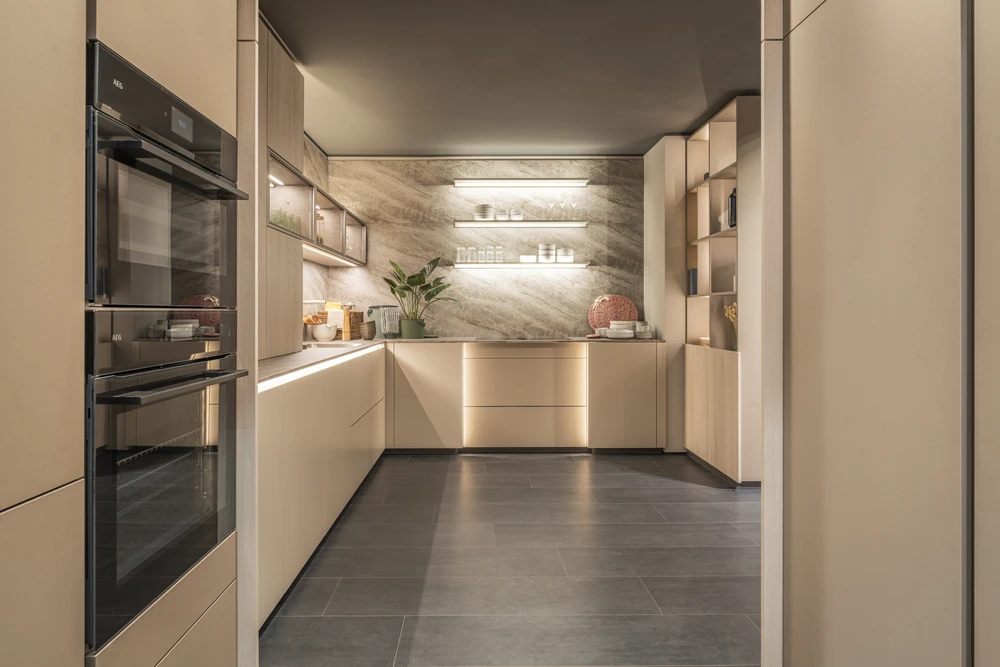 Cuisine moderne avec îlot central bimatière