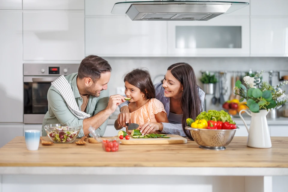 Scène de consultation professionnelle en intérieur moderne avec couple assis sur canapé gris face à conseiller en costume