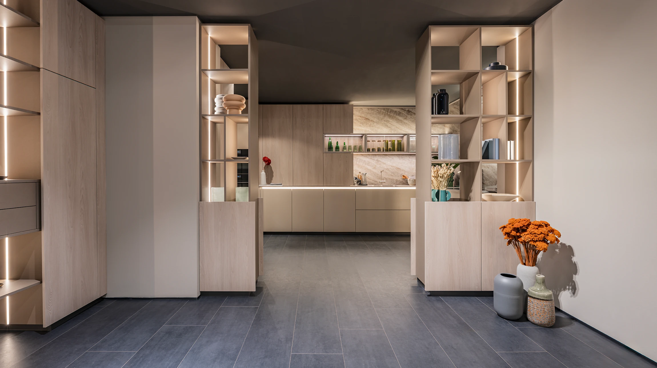 Intérieur moderne minimaliste avec meuble TV blanc, télévision murale noire, enceinte colonne haute-fidélité et orchidée blanche en pot