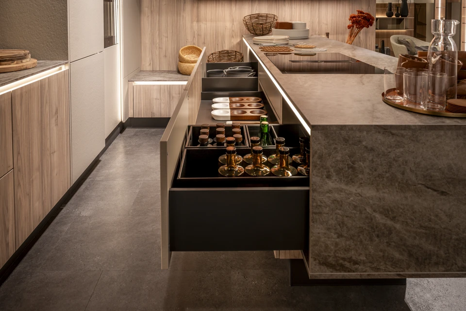 Cuisine ouverte contemporaine intégrée à une salle à manger