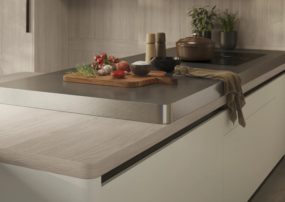 Cuisine moderne avec plan de travail en bois massif, évier rond inoxydable et robinet contemporain