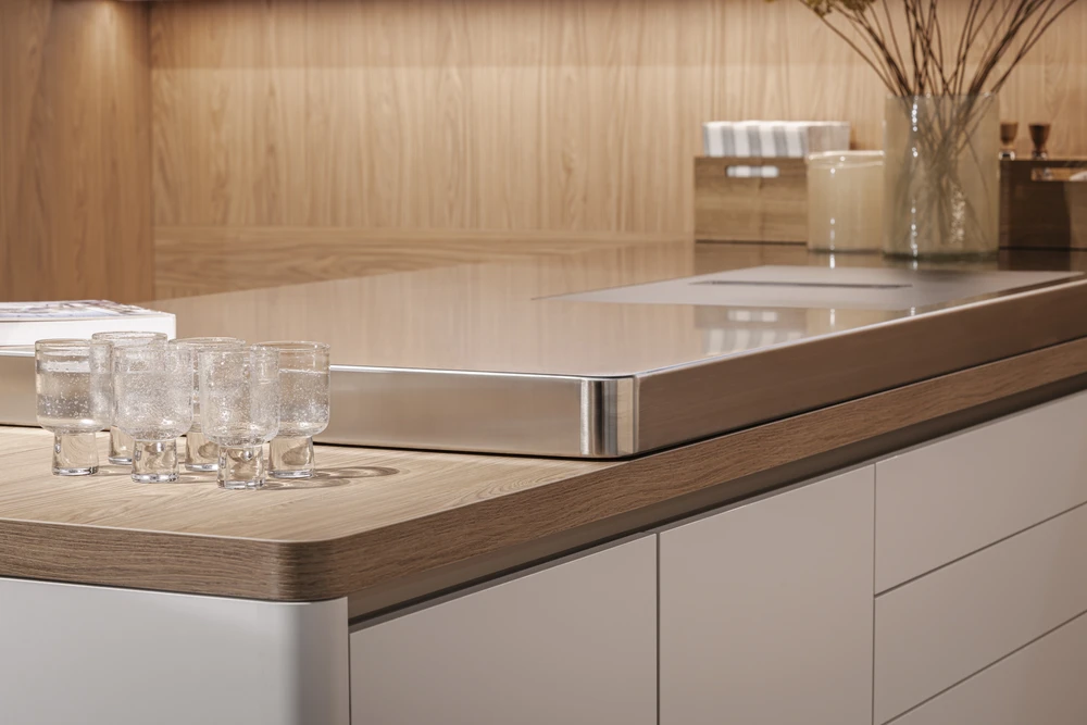 Espace de travail et détente intégré, mobilier encastré blanc mat avec niches éclairées en LED