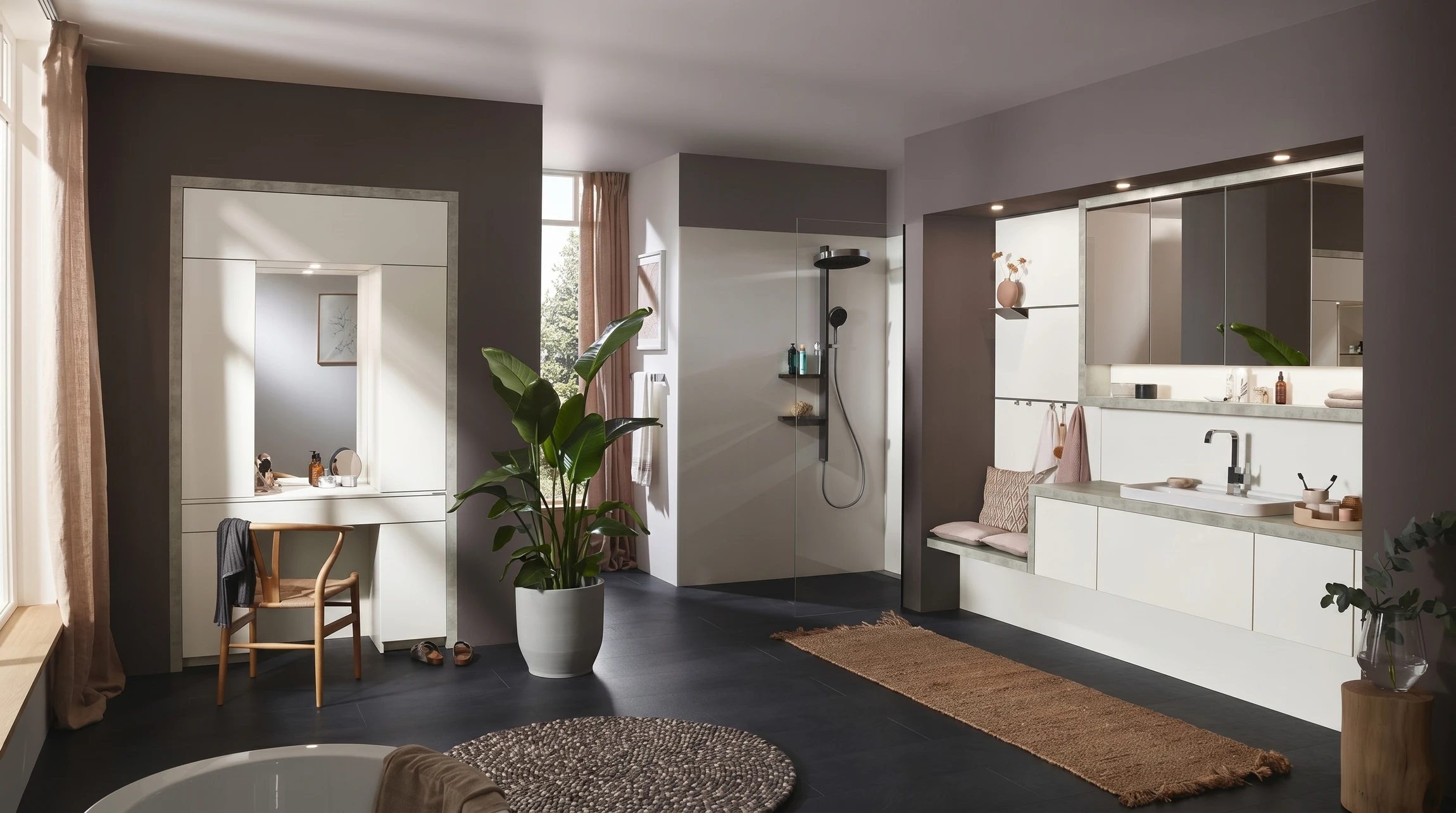 Salle de bain moderne avec double vasque, meuble bas bleu marine à tiroirs et portes, quincaillerie laiton