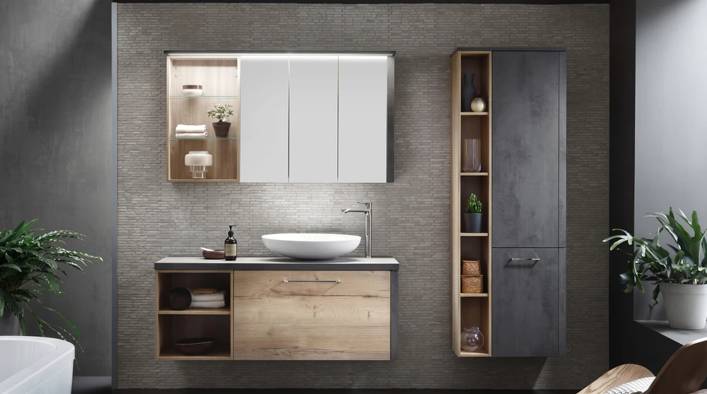 Salle de bain moderne avec douche à l'italienne, meuble vasque suspendu et toilettes murales