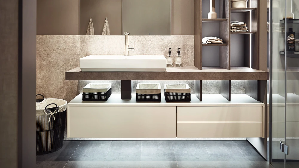Salle de bain luxueuse avec meubles encastrés éclairés