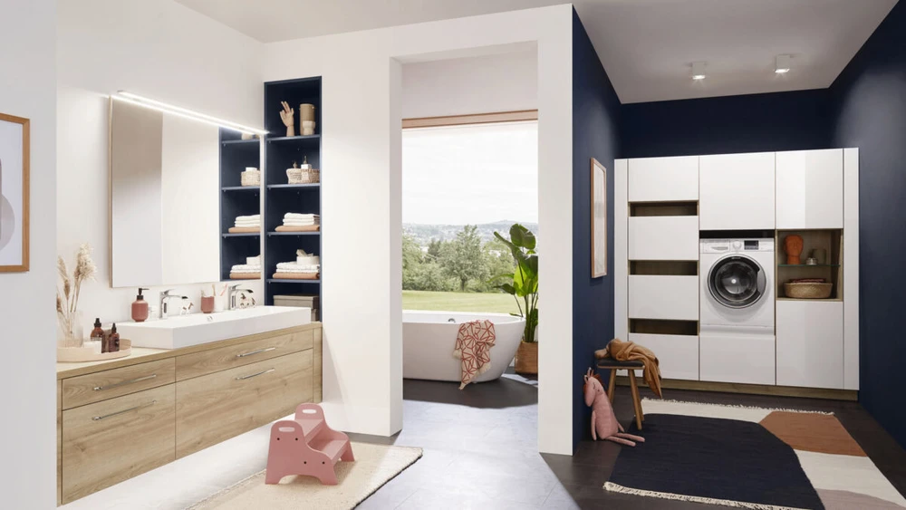Salle de bain luxueuse avec meubles encastrés éclairés