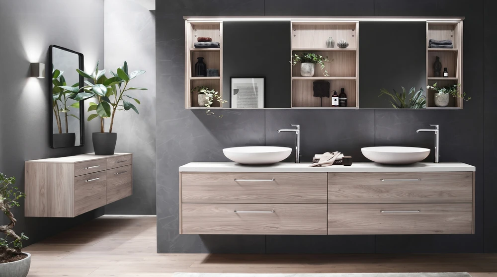 Salle de bain luxueuse avec meubles encastrés éclairés