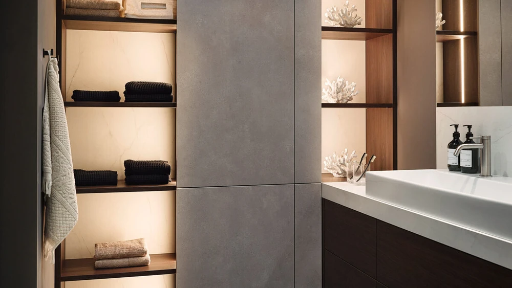 Salle de bain luxueuse avec meubles encastrés éclairés