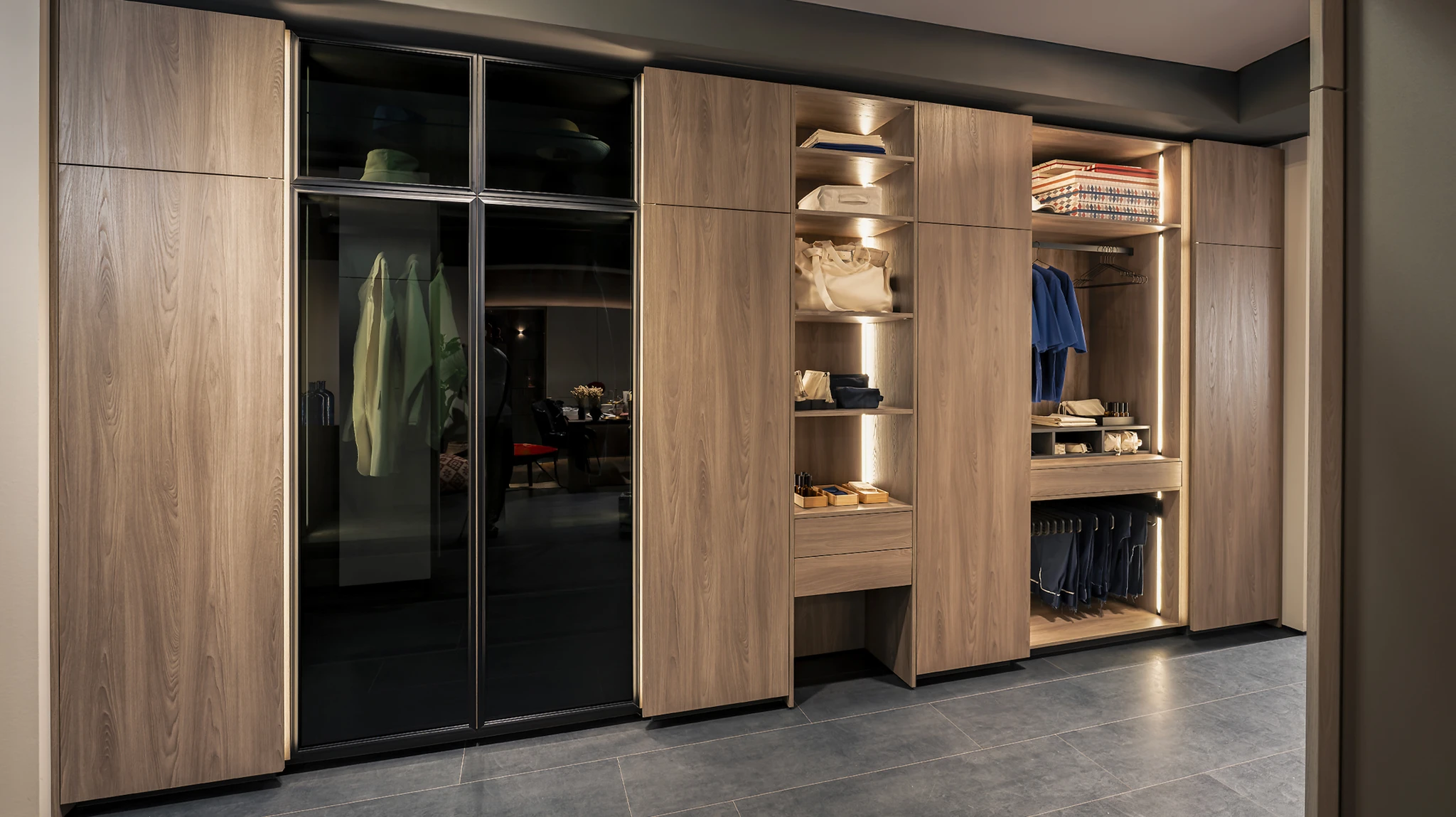 Chambre moderne avec dressing ouvert intégré au mur, présentant vêtements suspendus sur deux niveaux et chaussures rangées