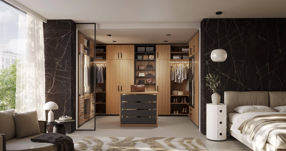 Photographie d'un intérieur élégant montrant un dressing personnalisé completement aménagé : dégagement de la pièce avec des rangements muraux optimisés jusqu'à la hauteur sous plafond, penderies organisées, tiroirs et niches de stockage intégrés, utilisant au maximum chaque centimètre disponible. Espace propre, bien éclairé, de style contemporain ou moderne, sans personne visible. La photo capture l'efficacité et l'esthétique de l'aménagement sur mesure.