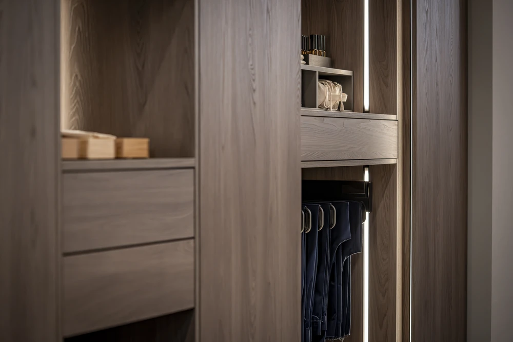 Salon-cuisine ouvert au style scandinave épuré, tons blancs et bois clair