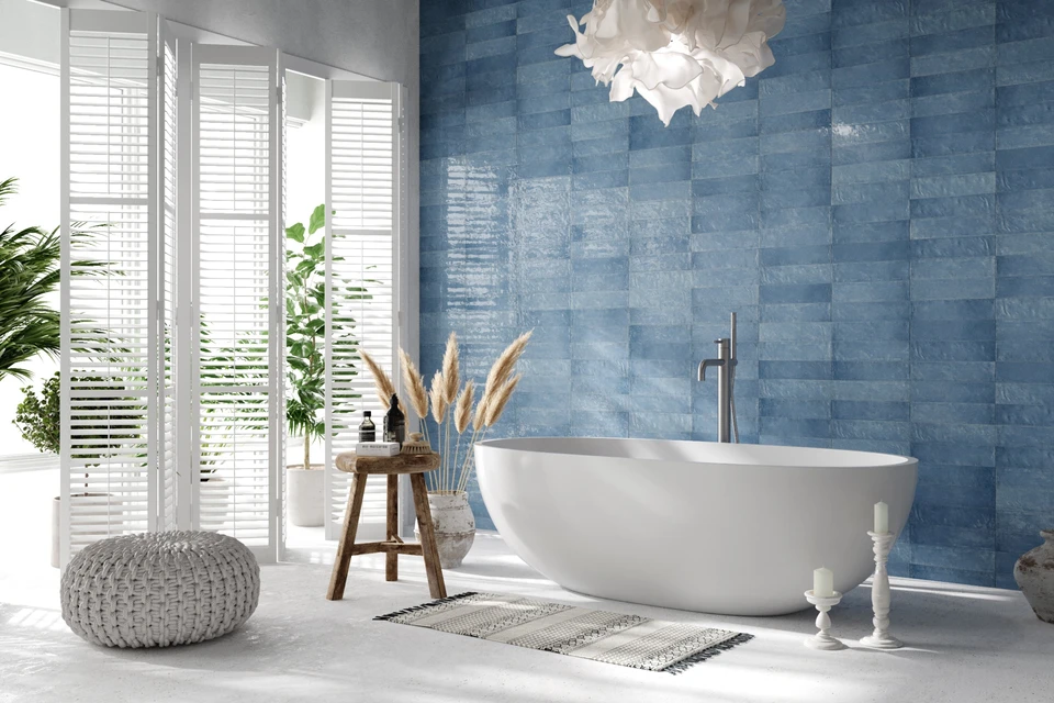 Un artisan installe un miroir dans une salle de bain moderne avec carrelage imitation bois