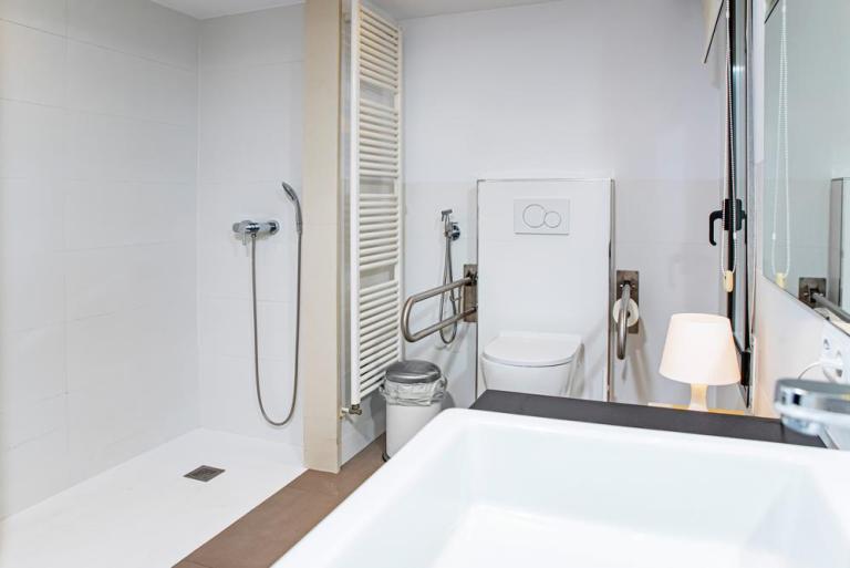 Faut-il prévoir un aménagement PMR pour une salle de bains à Belfort ?